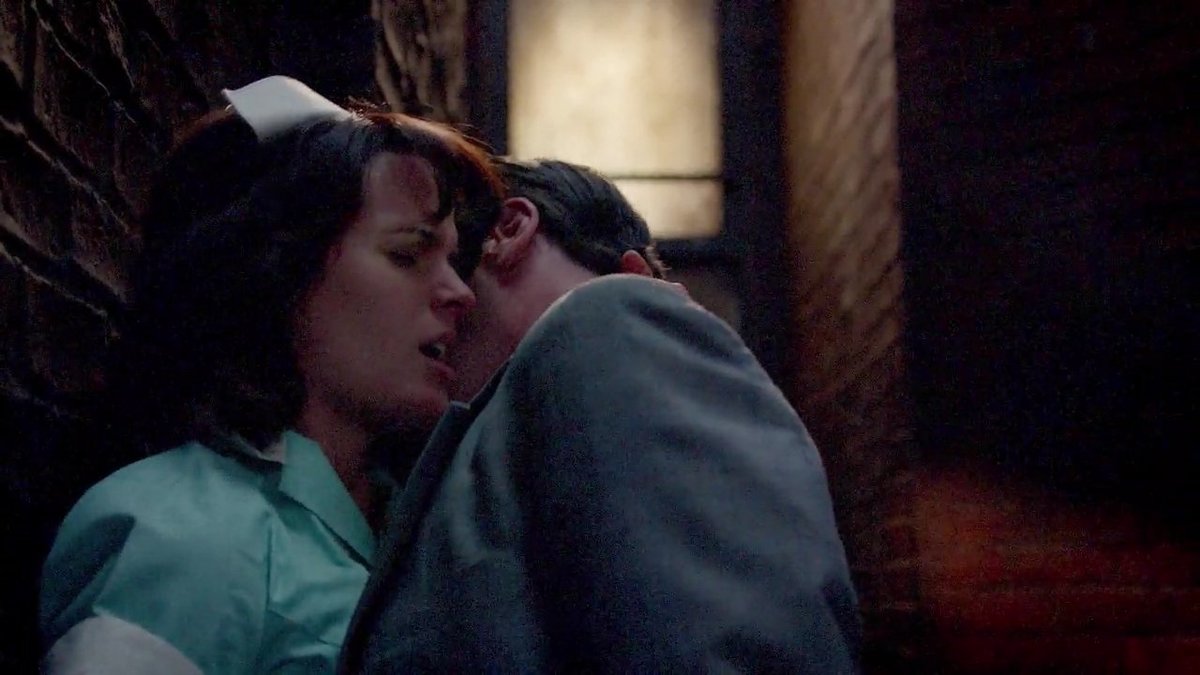 Naked Elizabeth Reaser in Mad Men < ANCENSORED