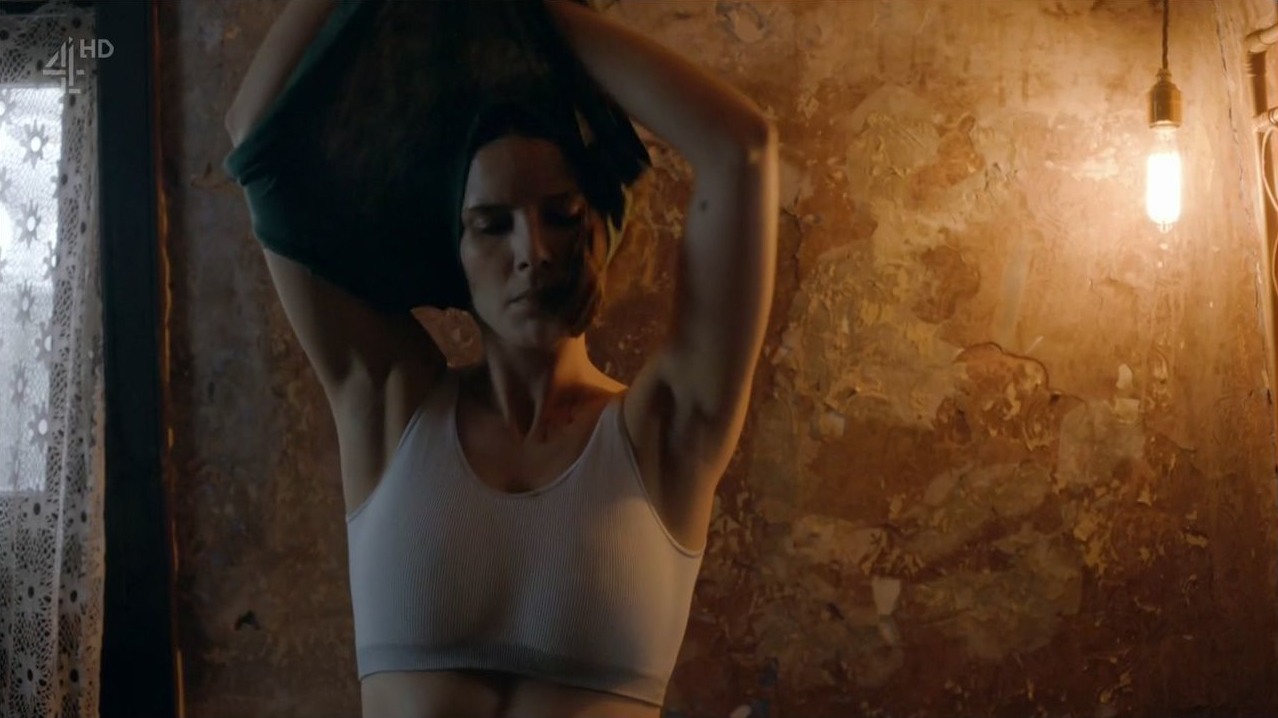 Naked Sonya Cassidy in Humans < ANCENSORED