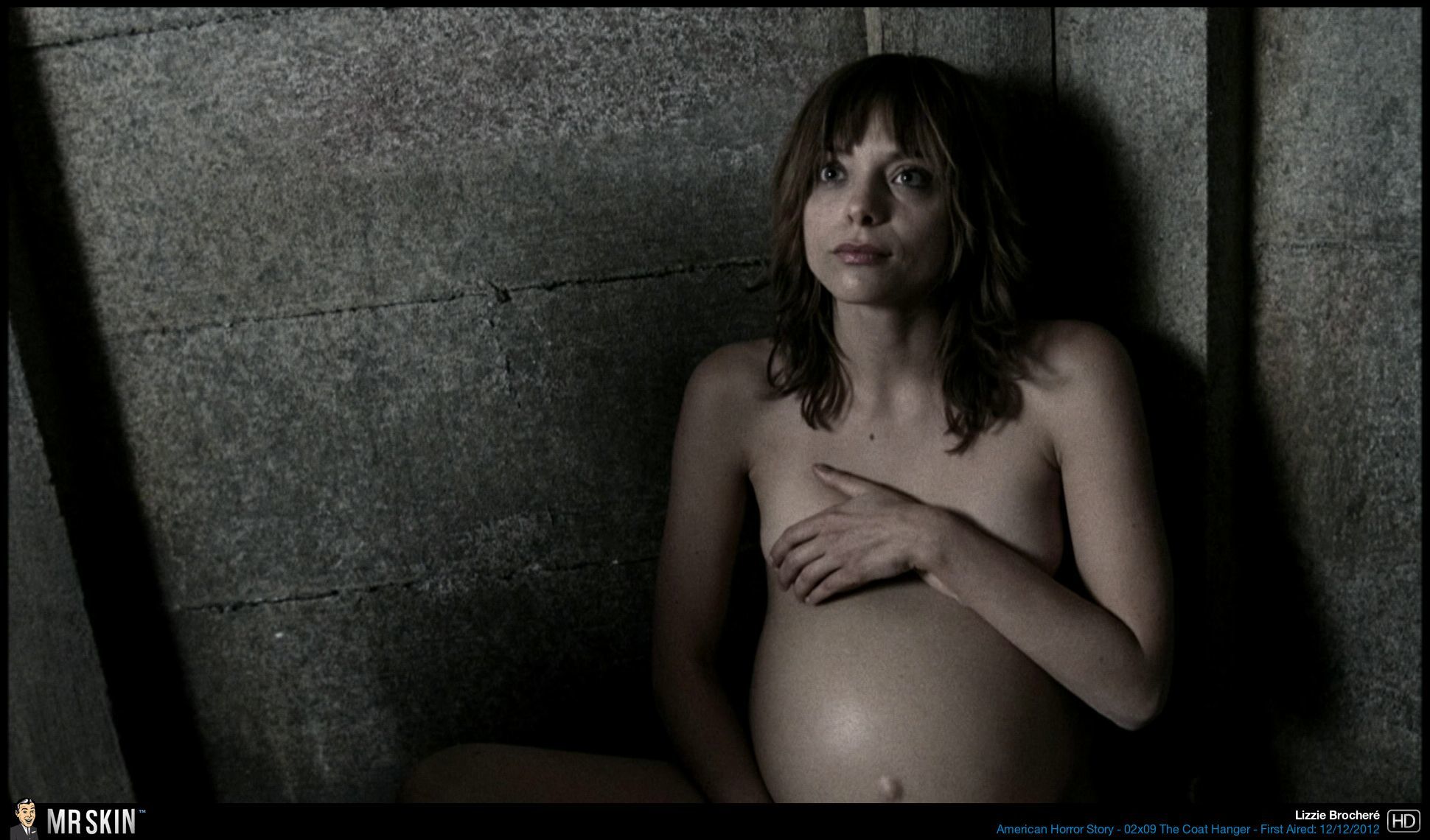 Naked Lizzie Brocheré in American Horror Story < ANCENSORED