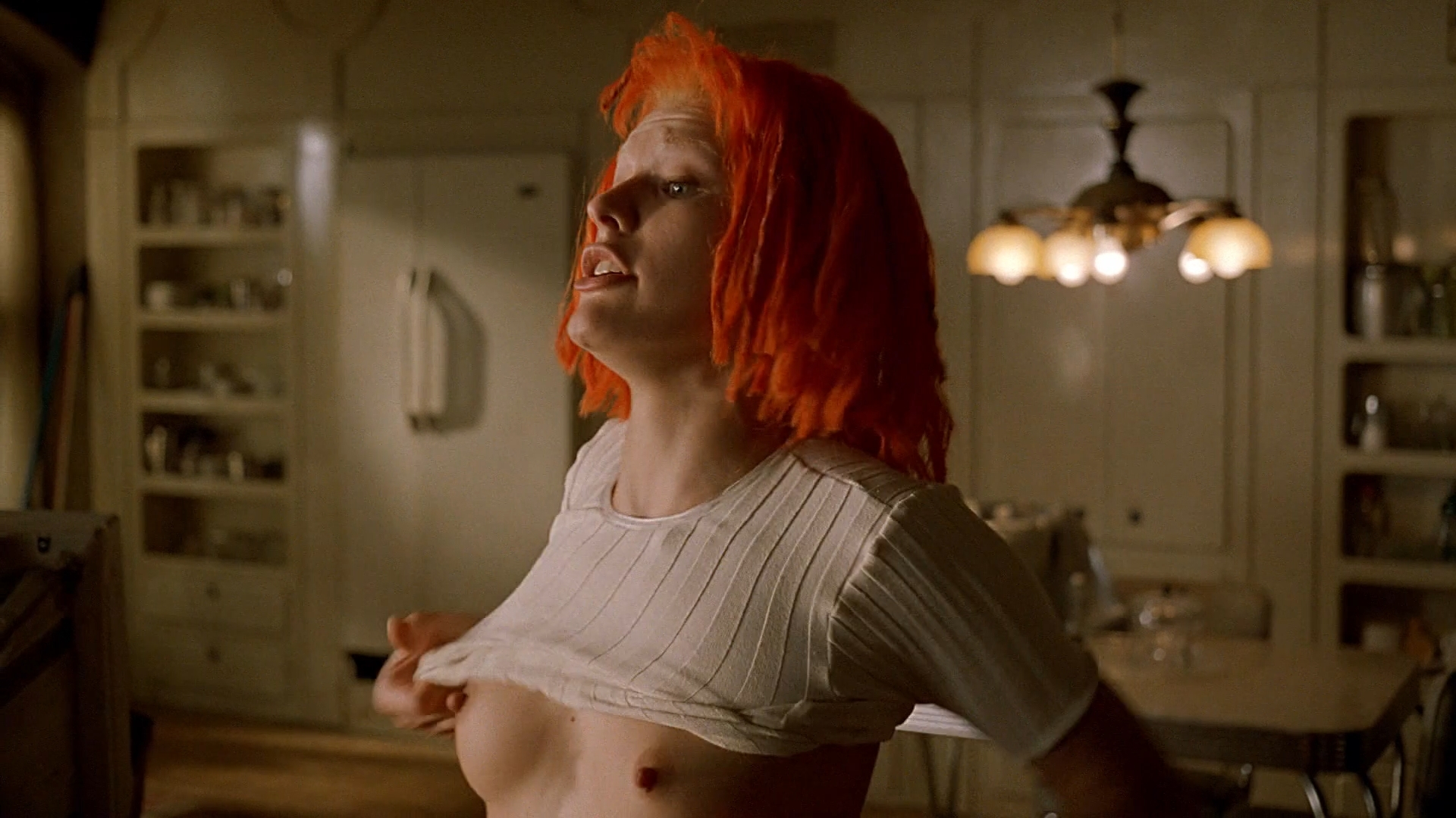 Naked Milla Jovovich in The Fifth Element < ANCENSORED