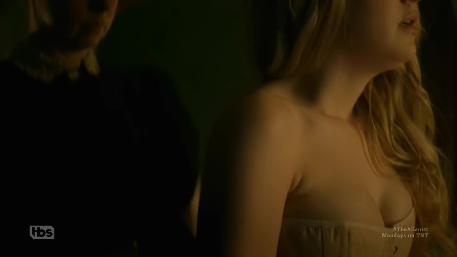 Naked Dakota Fanning in The Alienist < ANCENSORED