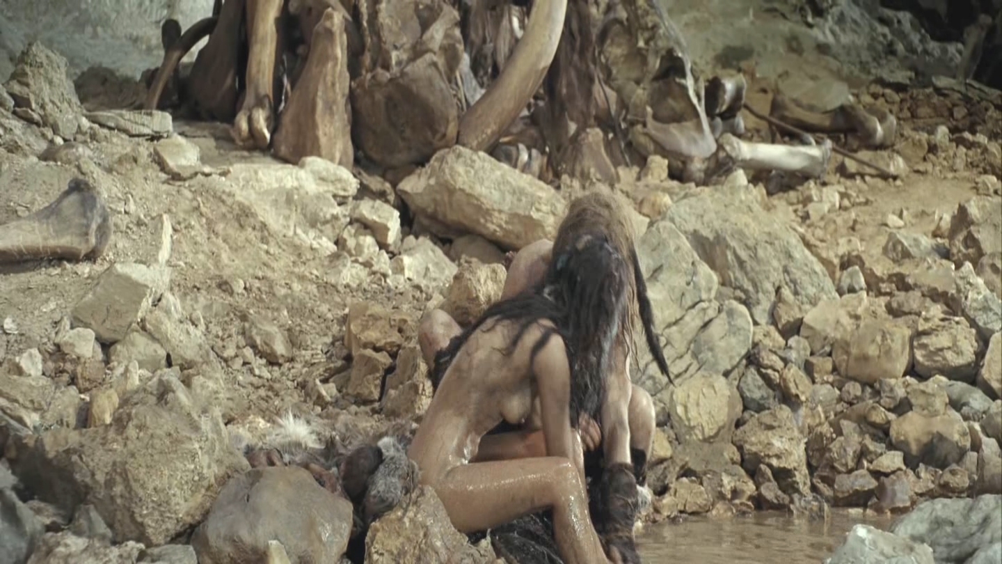 Naked Aruna Shields In Ao Le Dernier Néandertal 
