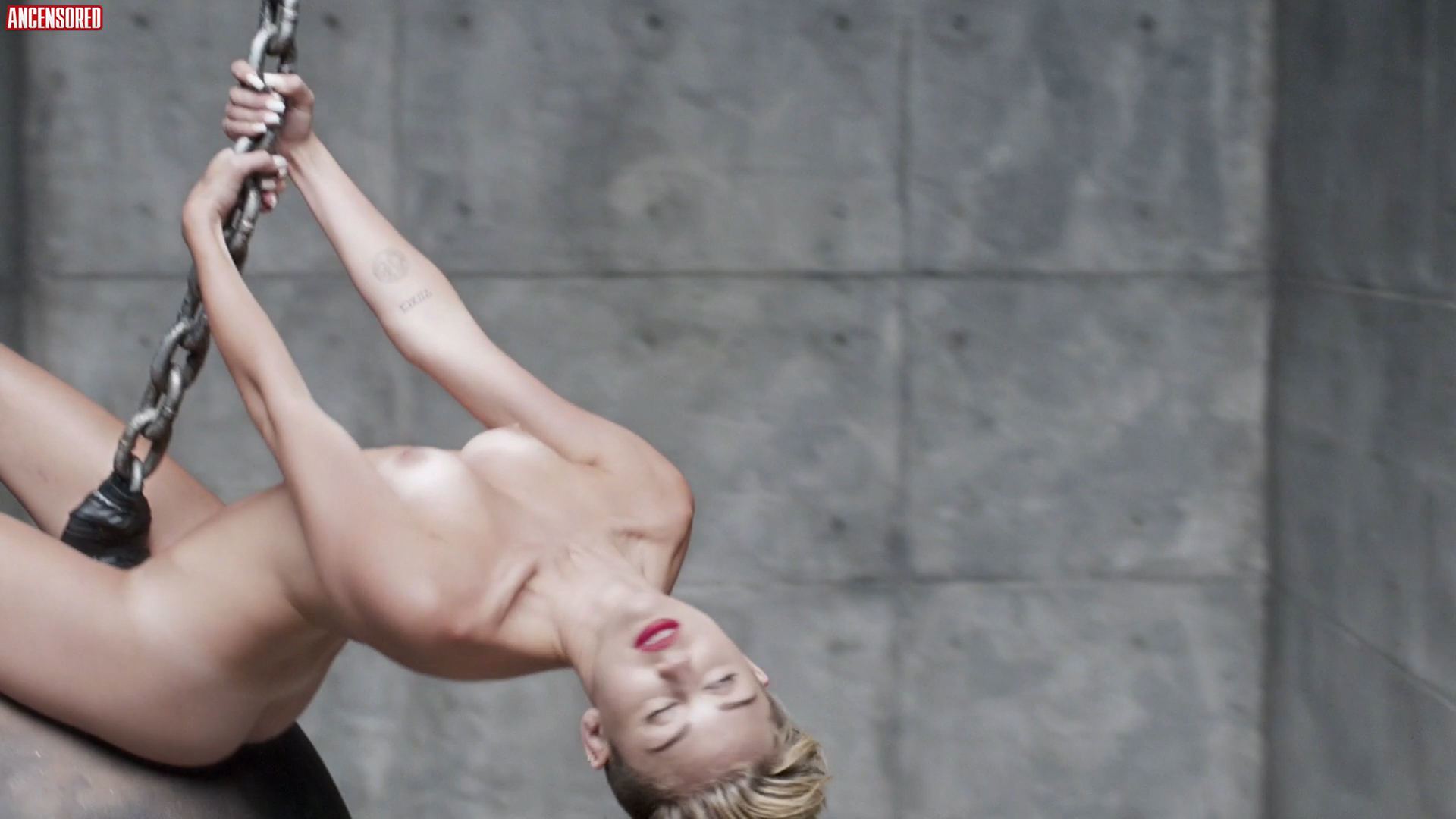 Miley Cyrus in Wrecking Ball ANCENSORED. 