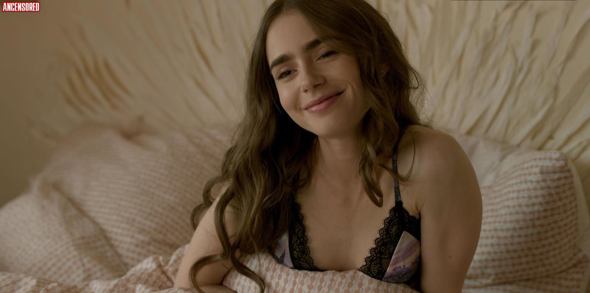Lily Collins  nackt