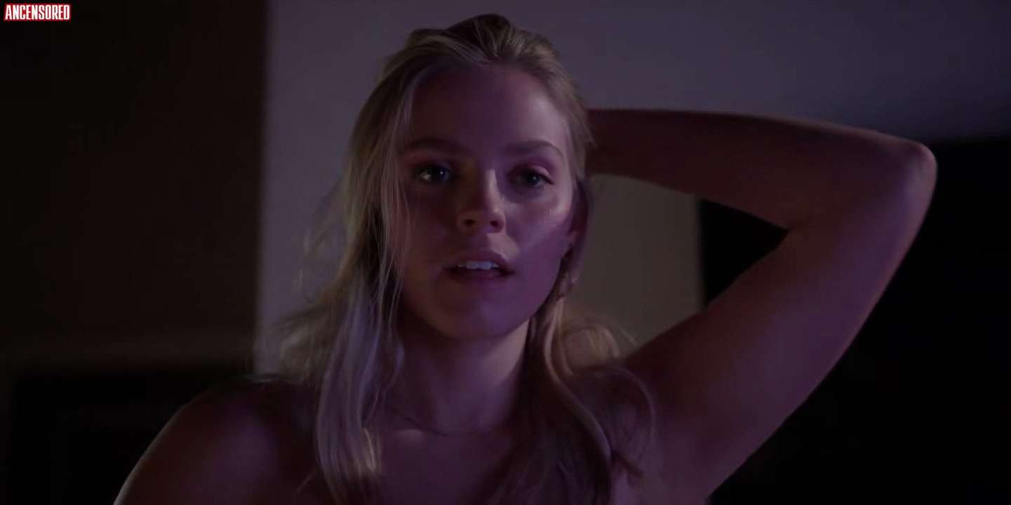 Naked Reneé Rapp in The Sex Lives of College Girls < ANCENSORED