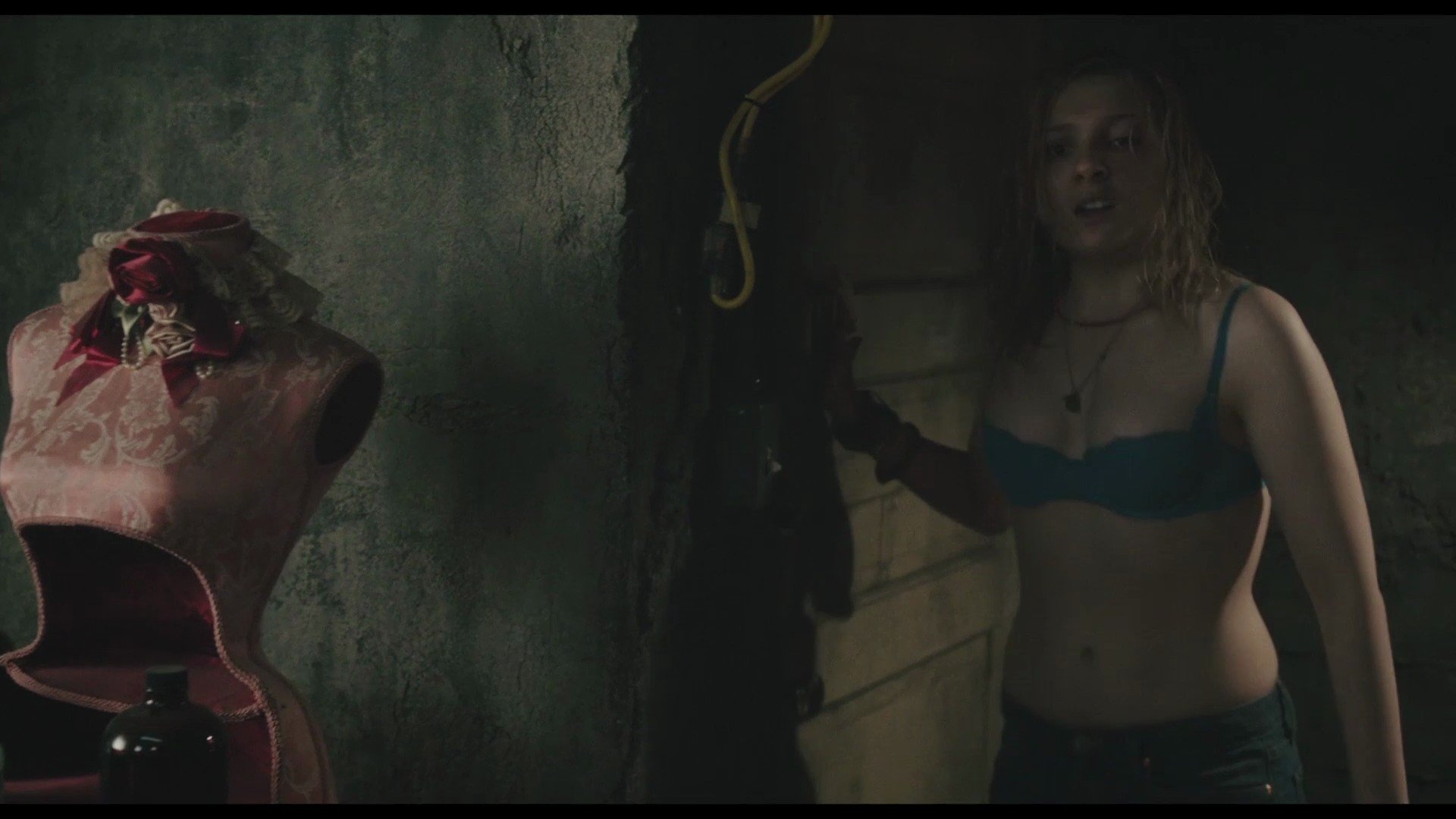 Naked Abigail Breslin In The Call.