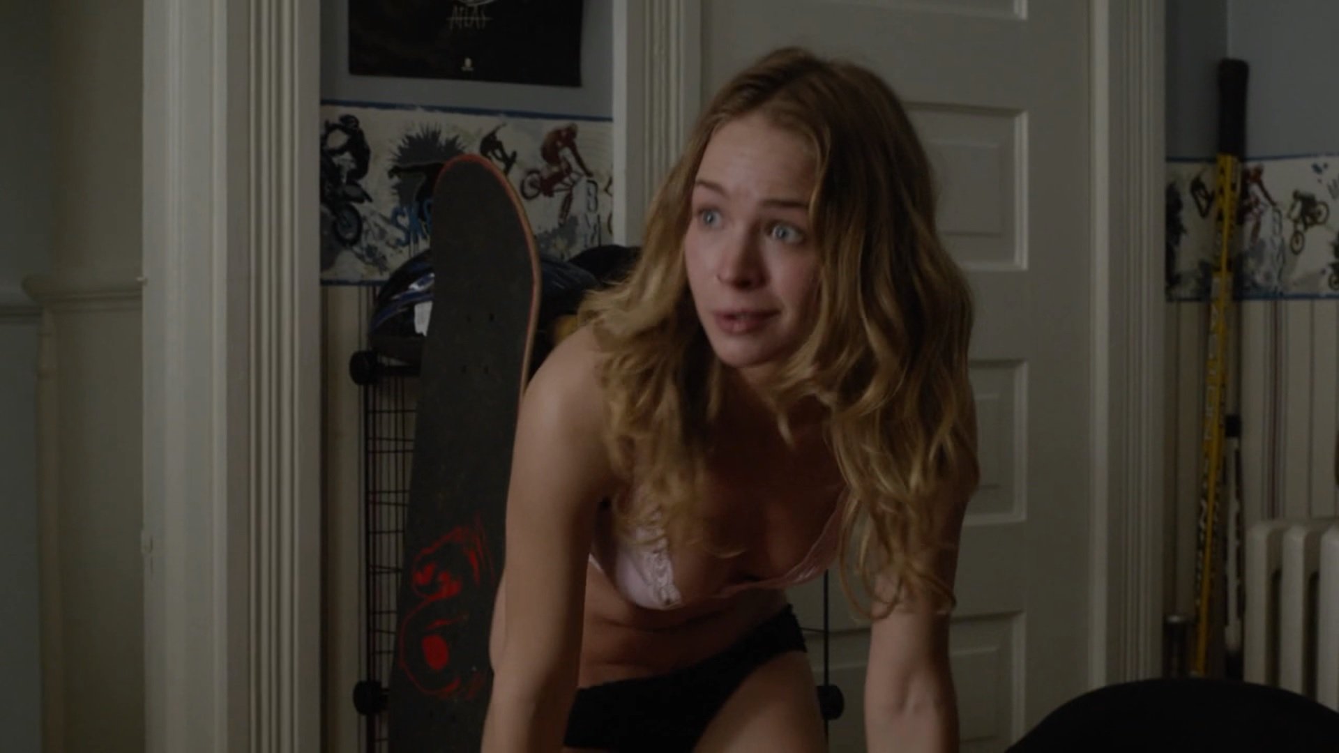 Britt Robertson Desnuda En Under The Dome 