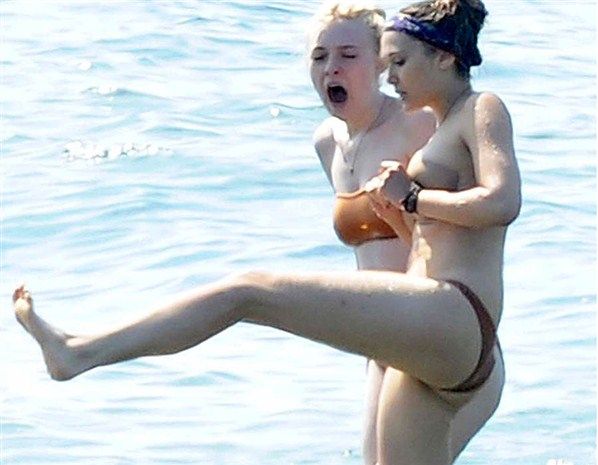 Naked Elizabeth Olsen in Beach Babes < ANCENSORED