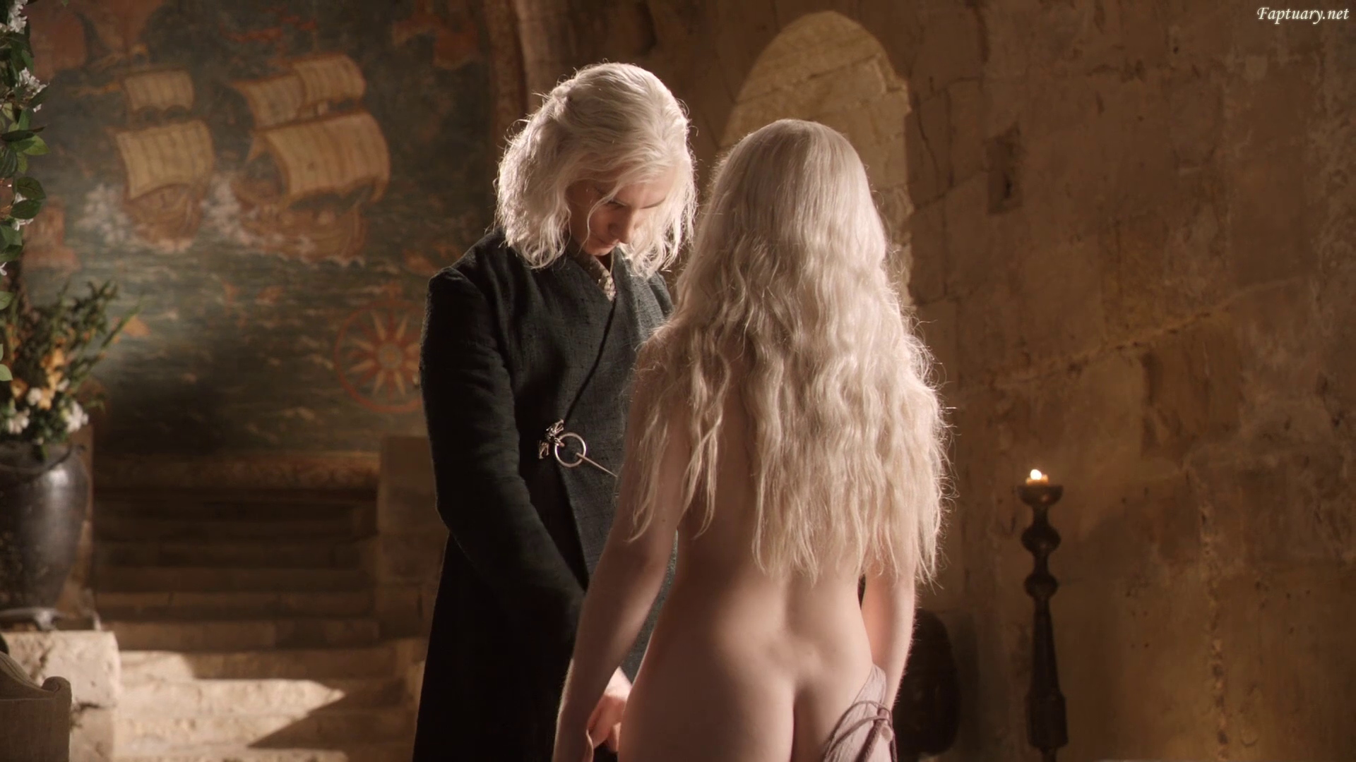 Naked Emilia Clarke In Game Of Thrones 