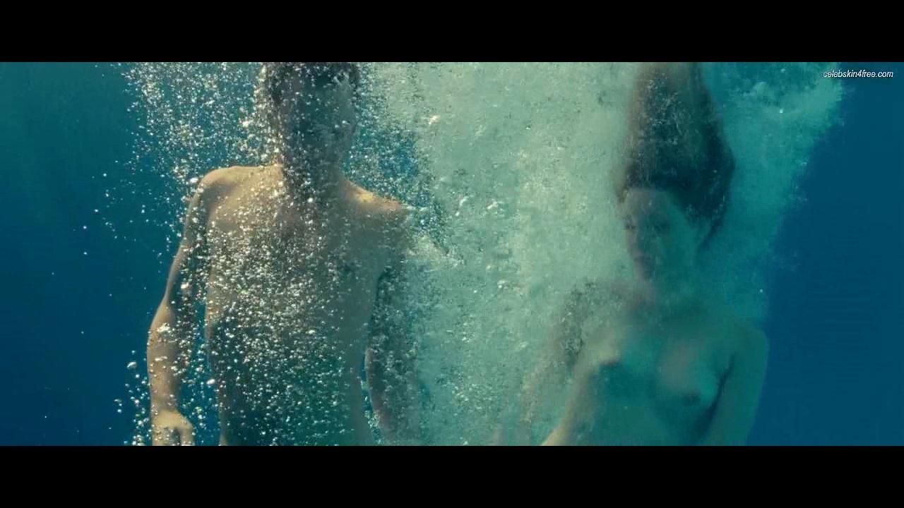 Naked Évelyne Brochu In Café De Flore