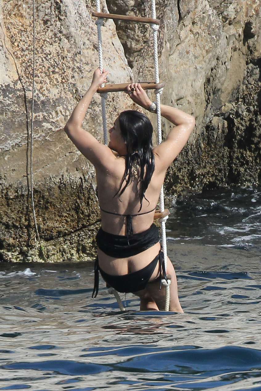 Naked Michelle Rodriguez In Beach Babes 