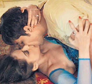 Naked Mahie Gill In Saheb Biwi Aur Gangster