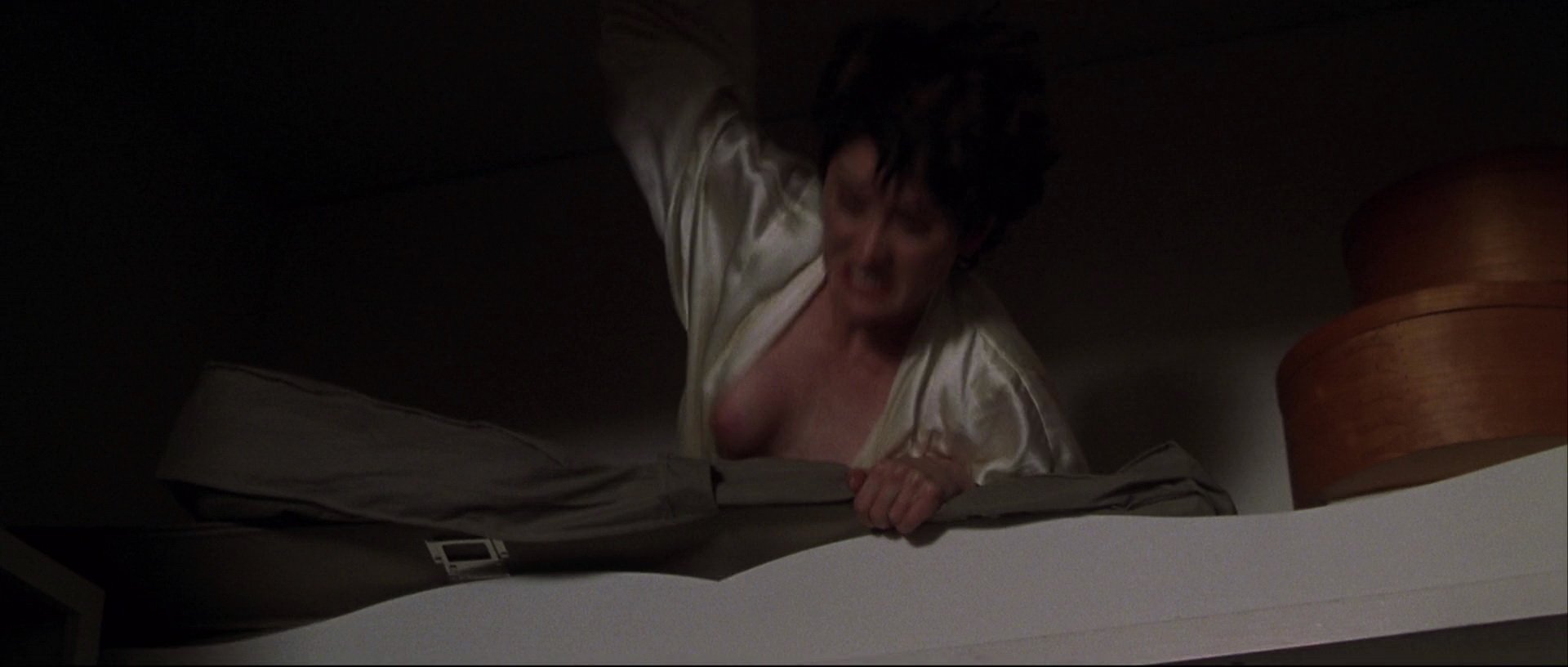 Naked Robin Tunney in End of Days < ANCENSORED