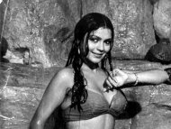 Naked Zeenat Aman in Don < ANCENSORED