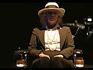 clip-Der Alte Affe Angst-Nackte Frau