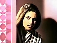 clip-Koritsia me vromika heria-NA