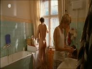 Naked Sarah Kim Gries in Barfuß bis zum Hals