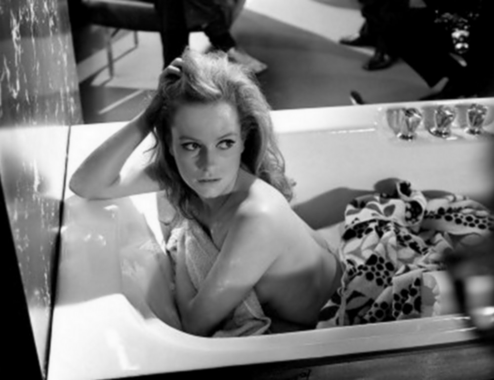 Naked Luciana Paluzzi In Thunderball