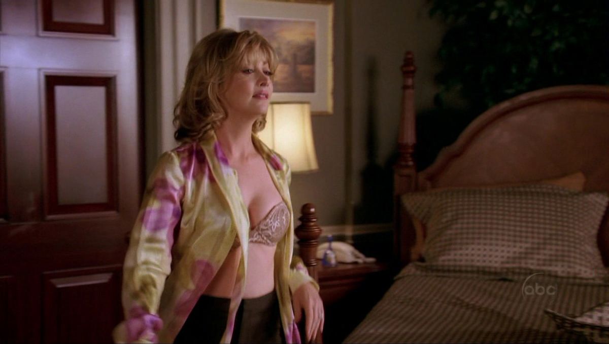 Naked Sharon Lawrence in Desperate Housewivesu003c ANCENSORED