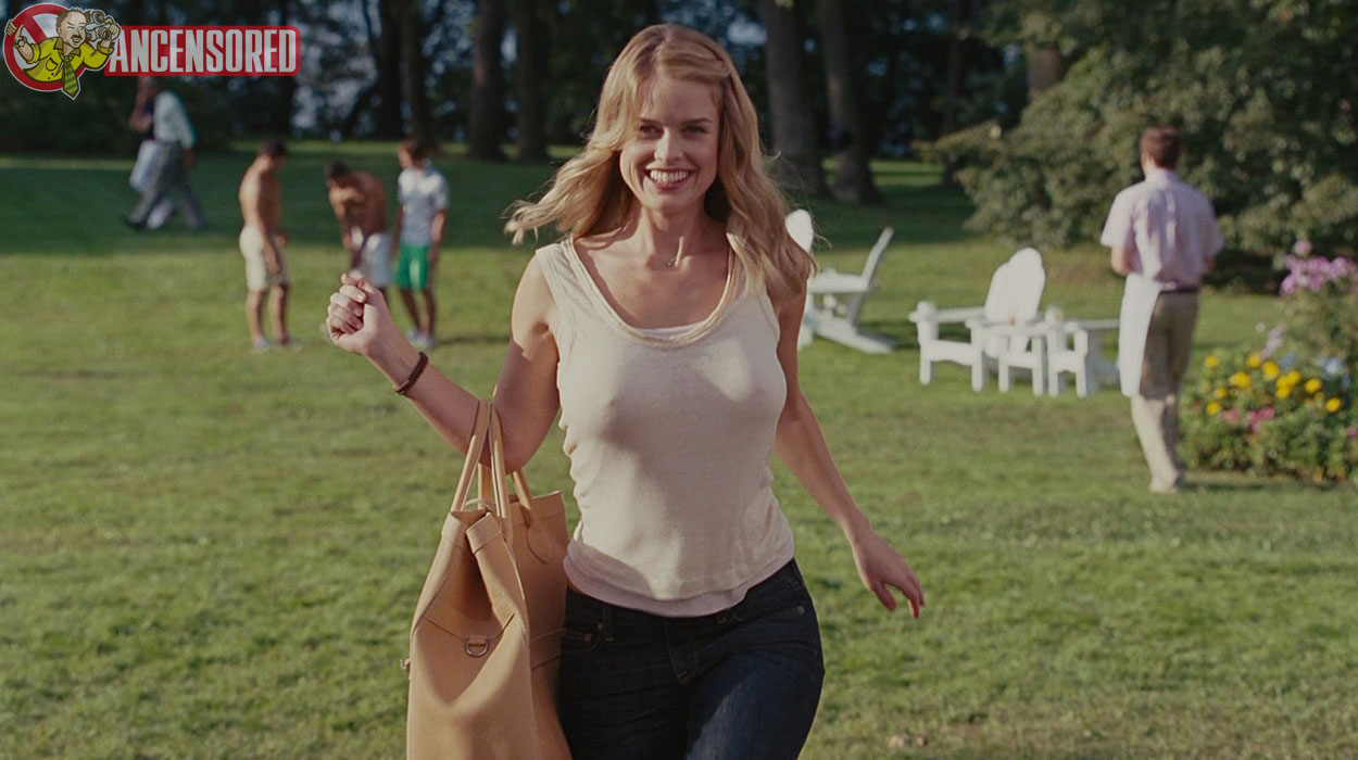 Naked Alice Eve in Sex and the City 2 < ANCENSORED